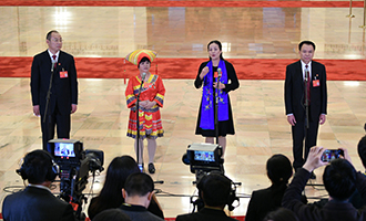 蔡松濤、杜麗群、楊小玲、賈立群代表接受采訪