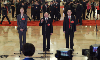 魏秋月、孟廣祿、薛晨陽代表接受采訪