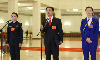 李貝、裴春亮、丁寧代表接受采訪