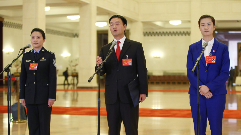 李貝、裴春亮、丁寧代表接受采訪