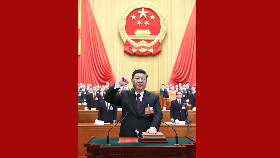 新當(dāng)選的國家主席、中央軍委主席習(xí)近平進(jìn)行憲法宣誓