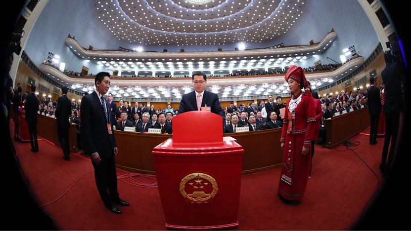 3月17日，人代會全體會議上代表在投票