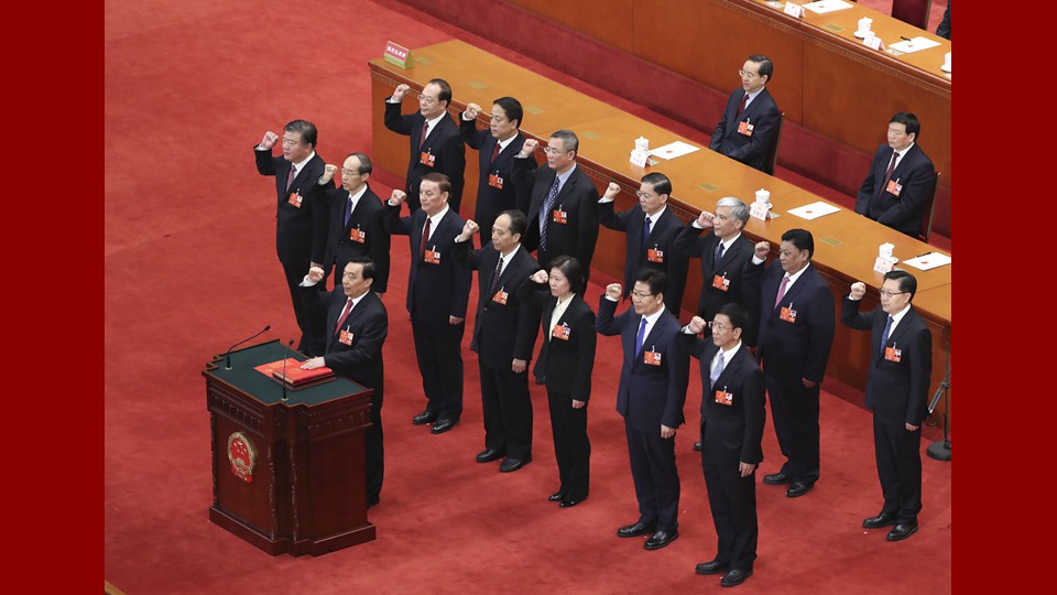 新當(dāng)選的全國人大常委會(huì)副委員長、秘書長進(jìn)行憲法宣誓