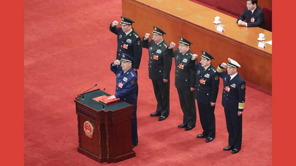 中央軍委副主席、委員進行憲法宣誓
