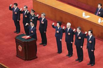 國務(wù)院副總理、國務(wù)委員、秘書長進(jìn)行憲法宣誓
