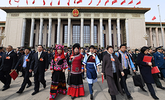 閉幕會(huì)后，代表走出人民大會(huì)堂