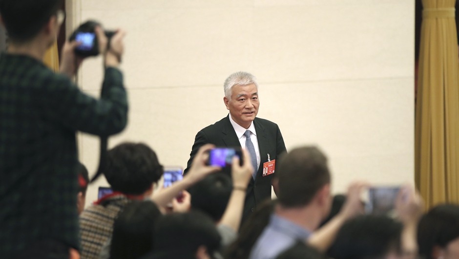 王志剛步入“部長(zhǎng)通道”，準(zhǔn)備接受采訪
