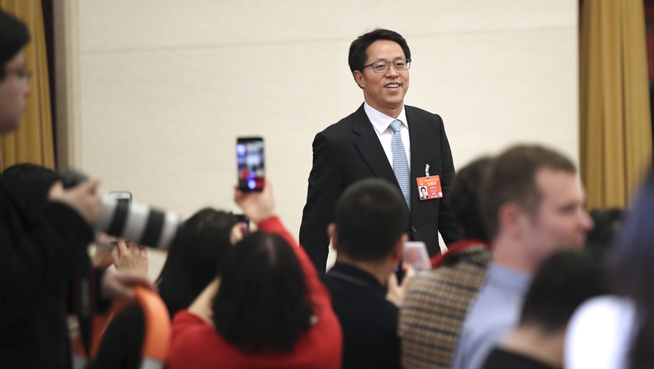 張曉明步入“部長(zhǎng)通道”，準(zhǔn)備接受采訪
