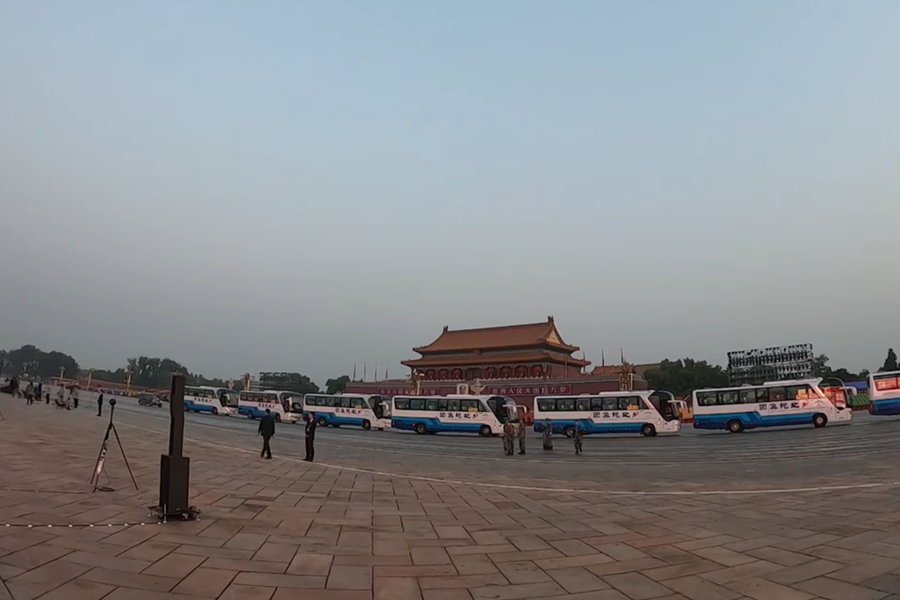 10月1日清晨的天安門城樓和長安街，燈火通明，正在準備慶祝大會的工作人員雖然緊張忙碌，但仍顯得井然有序