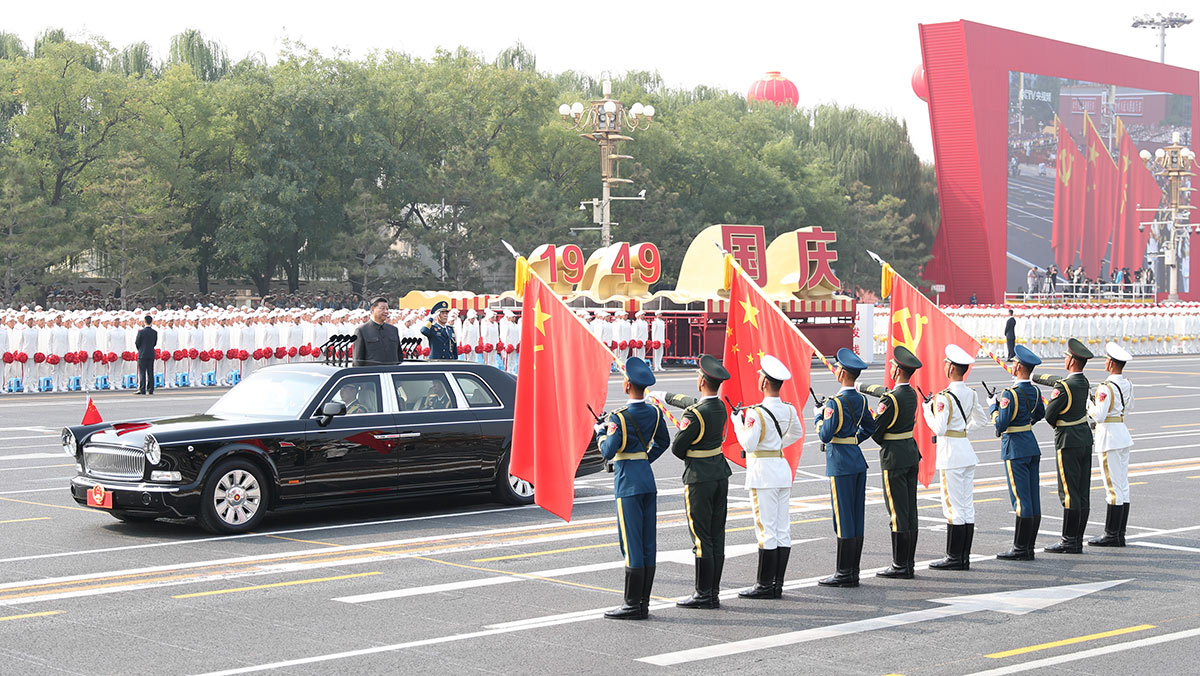 習(xí)近平驅(qū)車(chē)行進(jìn)至黨旗、國(guó)旗、軍旗前，向旗幟行注目禮