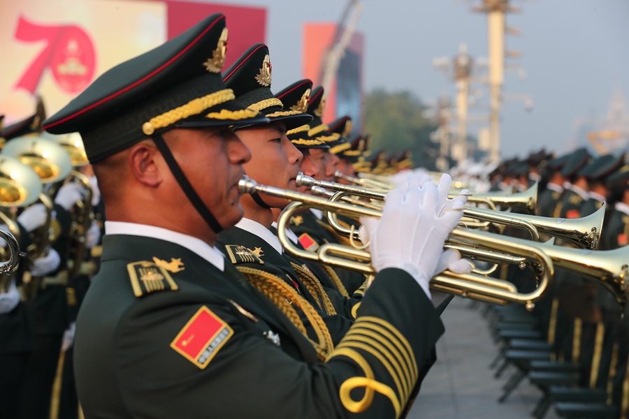 解放軍聯(lián)合軍樂團在廣場就位后進行準備工作和試奏。據(jù)了解，解放軍聯(lián)合軍樂團此次演奏是從開國大典至今歷次閱兵以來演奏曲目最多的一次，不少曲目是為此次閱兵量身打造的全新作品，此次也是歷次女演奏員最多的一次。