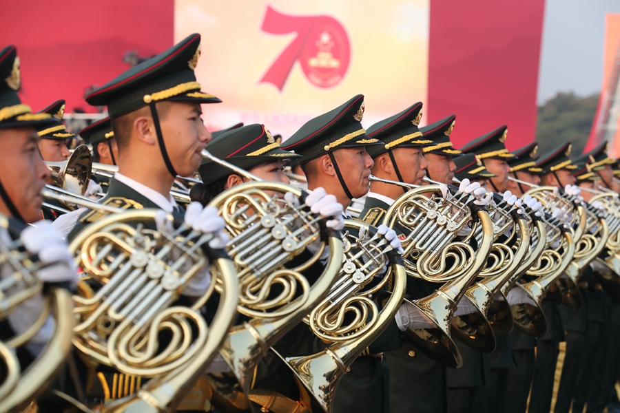 解放軍聯(lián)合軍樂團在廣場就位后進行準備工作和試奏。據(jù)了解，解放軍聯(lián)合軍樂團此次演奏是從開國大典至今歷次閱兵以來演奏曲目最多的一次，不少曲目是為此次閱兵量身打造的全新作品，此次也是歷次女演奏員最多的一次。