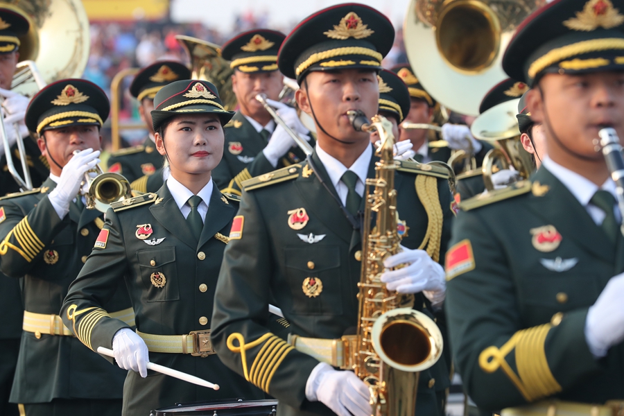 解放軍聯(lián)合軍樂團在廣場就位后進行準備工作和試奏。據(jù)了解，解放軍聯(lián)合軍樂團此次演奏是從開國大典至今歷次閱兵以來演奏曲目最多的一次，不少曲目是為此次閱兵量身打造的全新作品，此次也是歷次女演奏員最多的一次。