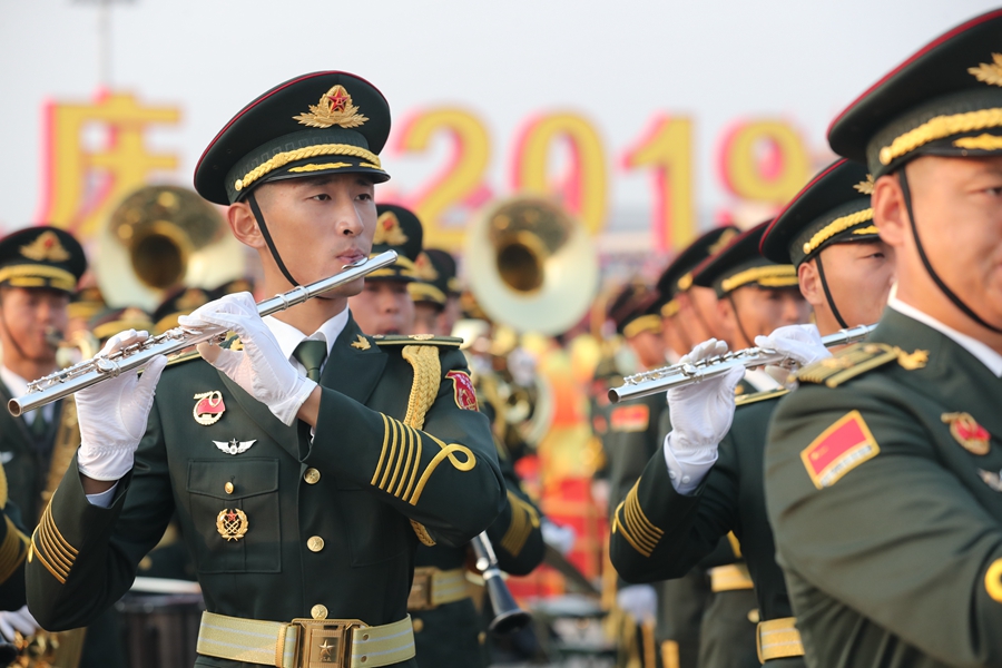 解放軍聯(lián)合軍樂團在廣場就位后進行準備工作和試奏。據(jù)了解，解放軍聯(lián)合軍樂團此次演奏是從開國大典至今歷次閱兵以來演奏曲目最多的一次，不少曲目是為此次閱兵量身打造的全新作品，此次也是歷次女演奏員最多的一次。