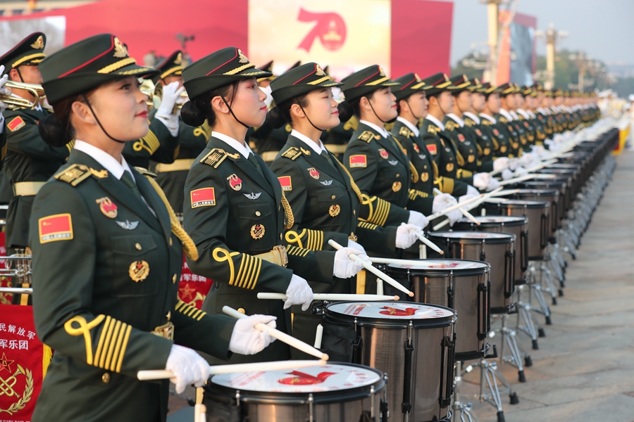 解放軍聯(lián)合軍樂團在廣場就位后進行準備工作和試奏。據(jù)了解，解放軍聯(lián)合軍樂團此次演奏是從開國大典至今歷次閱兵以來演奏曲目最多的一次，不少曲目是為此次閱兵量身打造的全新作品，此次也是歷次女演奏員最多的一次。
