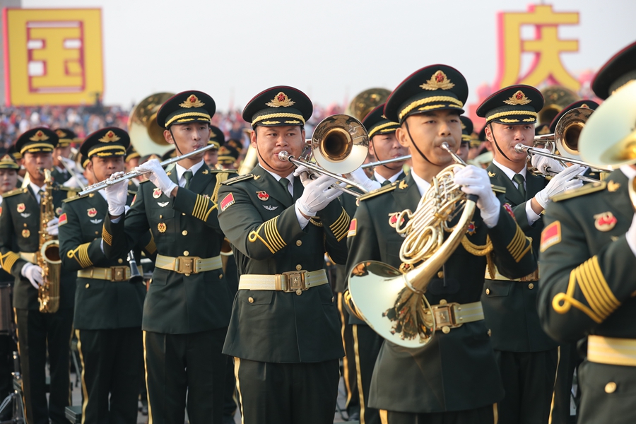 解放軍聯(lián)合軍樂團在廣場就位后進行準備工作和試奏。據(jù)了解，解放軍聯(lián)合軍樂團此次演奏是從開國大典至今歷次閱兵以來演奏曲目最多的一次，不少曲目是為此次閱兵量身打造的全新作品，此次也是歷次女演奏員最多的一次。
