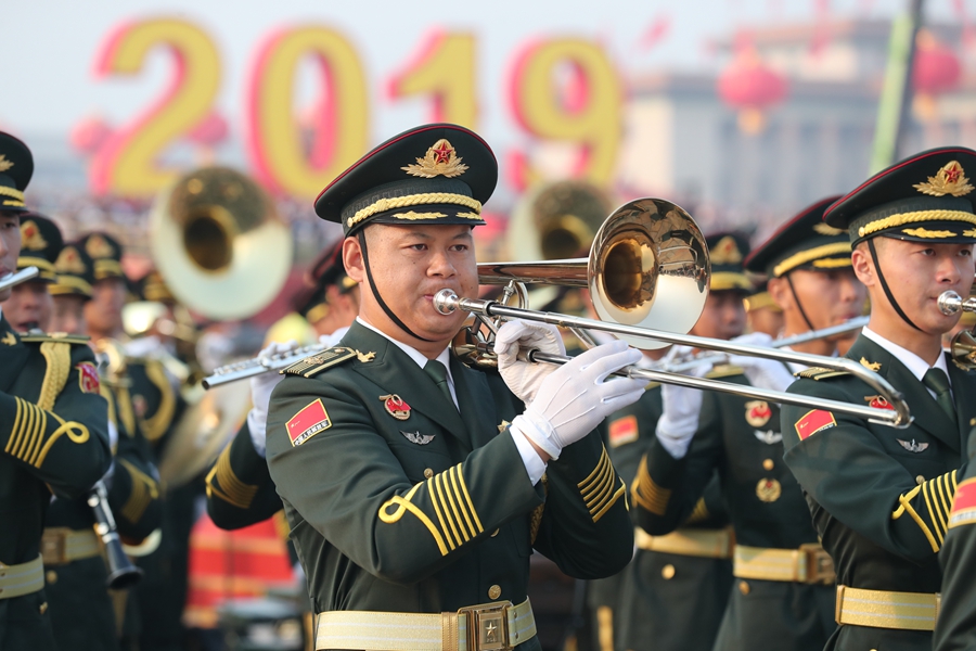 解放軍聯(lián)合軍樂團在廣場就位后進行準備工作和試奏。據(jù)了解，解放軍聯(lián)合軍樂團此次演奏是從開國大典至今歷次閱兵以來演奏曲目最多的一次，不少曲目是為此次閱兵量身打造的全新作品，此次也是歷次女演奏員最多的一次。