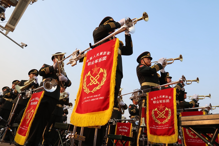解放軍聯(lián)合軍樂團在廣場就位后進行準備工作和試奏。據(jù)了解，解放軍聯(lián)合軍樂團此次演奏是從開國大典至今歷次閱兵以來演奏曲目最多的一次，不少曲目是為此次閱兵量身打造的全新作品，此次也是歷次女演奏員最多的一次。
