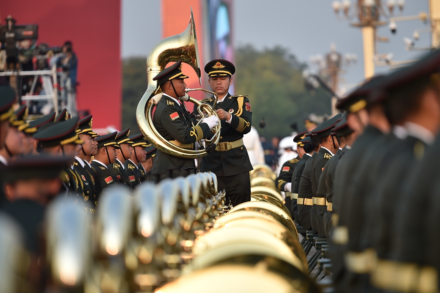 解放軍聯(lián)合軍樂團在廣場就位后進行準備工作和試奏。據(jù)了解，解放軍聯(lián)合軍樂團此次演奏是從開國大典至今歷次閱兵以來演奏曲目最多的一次，不少曲目是為此次閱兵量身打造的全新作品，此次也是歷次女演奏員最多的一次。