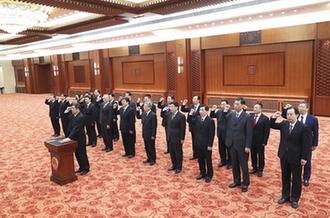 國務(wù)院部長、委員會主任、中國人民銀行行長、審計長進(jìn)行憲法宣誓