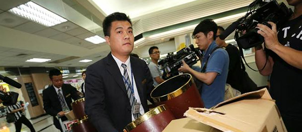 禮儀公司帶著遺體袋、骨灰壇協(xié)助處理善后