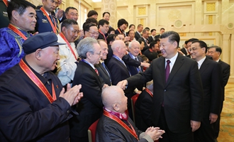 慶祝大會(huì)結(jié)束后，習(xí)近平等會(huì)見受表彰人員及親屬代表
