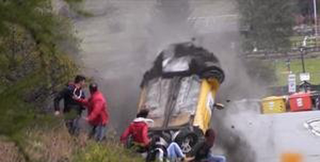 史上最幸運撞車！圍觀群眾躲過一劫