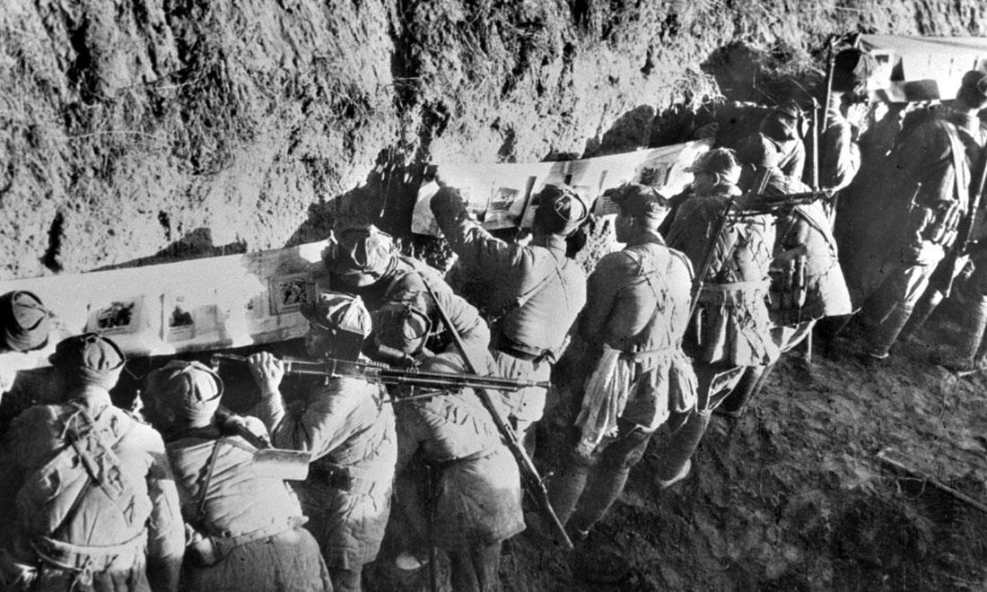 1948年冬，淮海戰(zhàn)役期間，雙堆集前沿陣地舉辦的戰(zhàn)地影展，深受解放軍戰(zhàn)士歡迎。新華社稿  袁克忠攝