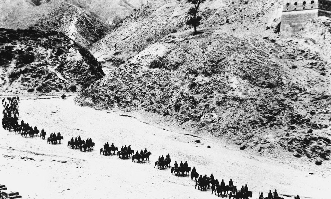 1937年11月太原失守后，八路軍向華北敵后挺進(jìn)，分兵發(fā)動群眾，開展敵后游擊戰(zhàn)爭，創(chuàng)建敵后根據(jù)地。新華社稿　沙飛攝