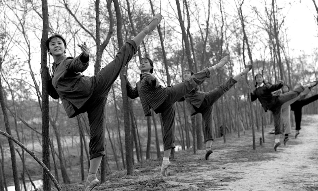 1972年秋，上海市舞蹈學(xué)?！栋酌穭〗M的演員們來到上海市金山縣金衛(wèi)公社參加勞動鍛煉，在農(nóng)村也堅持練功。新華社記者黃田寶攝