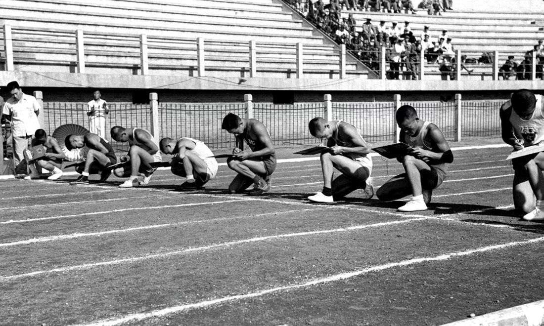 1952年8月2日，慶祝中國人民解放軍建軍25周年全軍運動會在北京舉行，運動員在進(jìn)行識字賽跑比賽。新華社記者岳國芳攝
