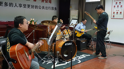 追夢中國人|侯孝輝：左手方向盤，右手麥克風(fēng)