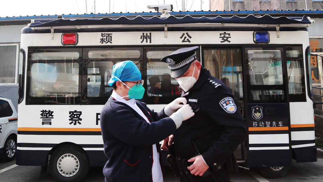 警察魏云龍：咫尺之間，各自奮戰(zhàn)