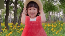 把夏天穿身上！寶媽給3歲女兒拍創(chuàng)意果蔬照
