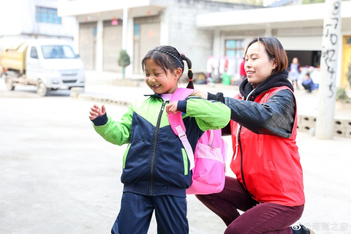 在貴州南開鄉(xiāng)塢鉛小學的捐贈行動中，“多一克溫暖”團隊結識了這個活潑愛笑的姑娘——李漫妮。父母很早離異，爸爸常年在外打工，7歲的她和奶奶兩人相依為命。海瀾之家給漫妮的家人也準備了羽絨服，懂事的漫妮說，想要快快長大，讓奶奶過上好日子。