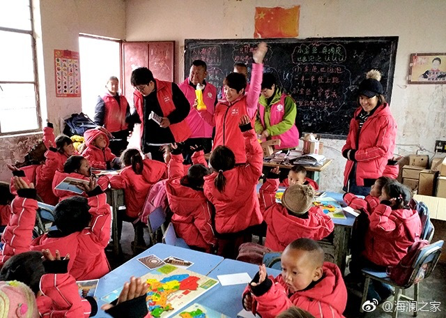 2018年，由海瀾之家攜手網易新聞打造的“多一課溫暖”課程平臺讓一間間溫暖的課堂走向深山與邊陲。帶著貼合孩子教育需求的線上內容和教師、各領域KOL及愛心人士組成的愛心團隊，海瀾之家用實際行動為孩子的教育加溫，踐行“多一克溫暖”。