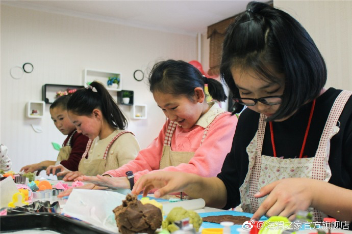 在北京，孩子們上了一節(jié)別開生面的廚藝課——手工DIY餅干。孩子們腦洞大開親自上手，從制作到出爐不僅留下了噴香的餅干，還留下了珍貴的回憶。親手做的餅干孩子們舍不得獨享，成為了回程路上最重要的“伴手禮”