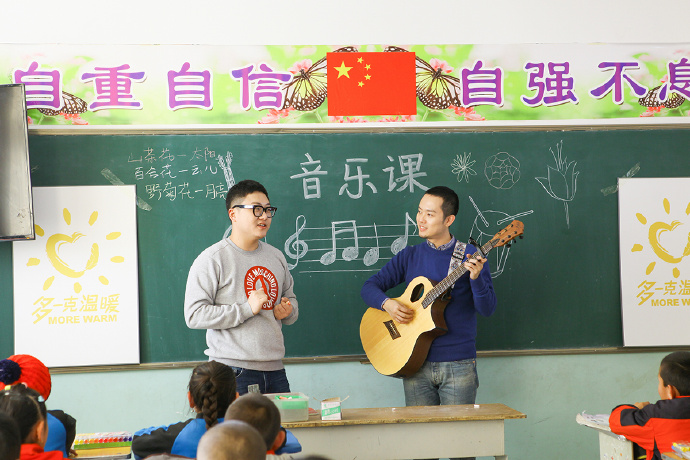 “多一克溫暖”公益活動的老朋友好妹妹樂隊，為孩子們帶來了音樂和繪畫課，用音符溫暖孩子們的心靈，用畫筆繪出更繽紛的世界。不斷匯聚的愛心，讓寒冷的北疆進入到更多人的視野當中，也讓孩子們臉上的笑容更燦爛。