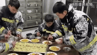 零下14度滅火后 消防員吃飯這一幕讓人心疼！