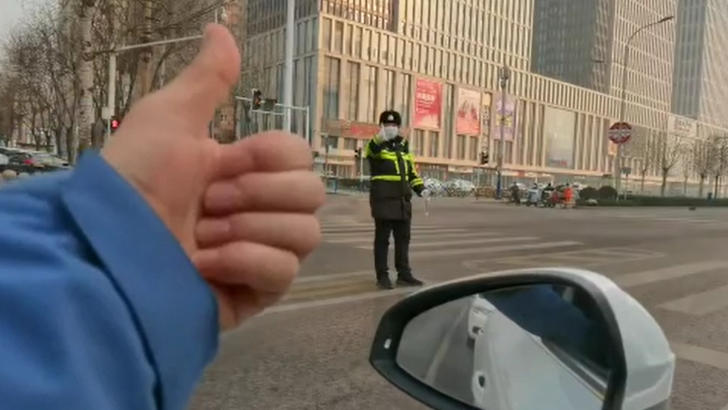 石家莊路人和交警的這個“暗號”，真暖！