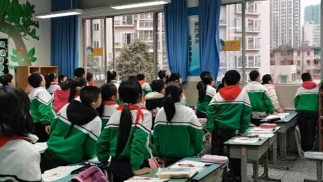 課上到一半，同學們卻把頭望向了外面！校長說：點贊！