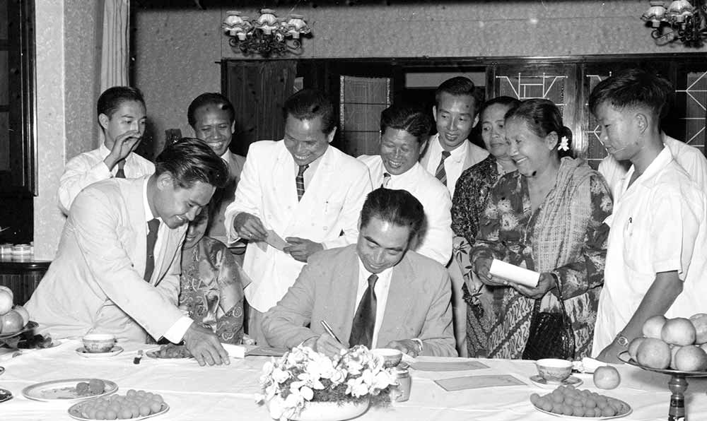 1955年4月25日，為迎接亞非會議而組織的萬隆人民委員會的代表請周恩來總理簽名留念。