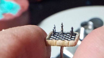 比指甲蓋還??！ 土耳其微雕藝術(shù)家雕出超小國際象棋