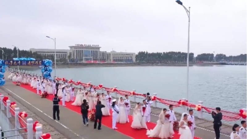 乘風破浪來娶你！海軍某部30對新人舉行集體婚禮