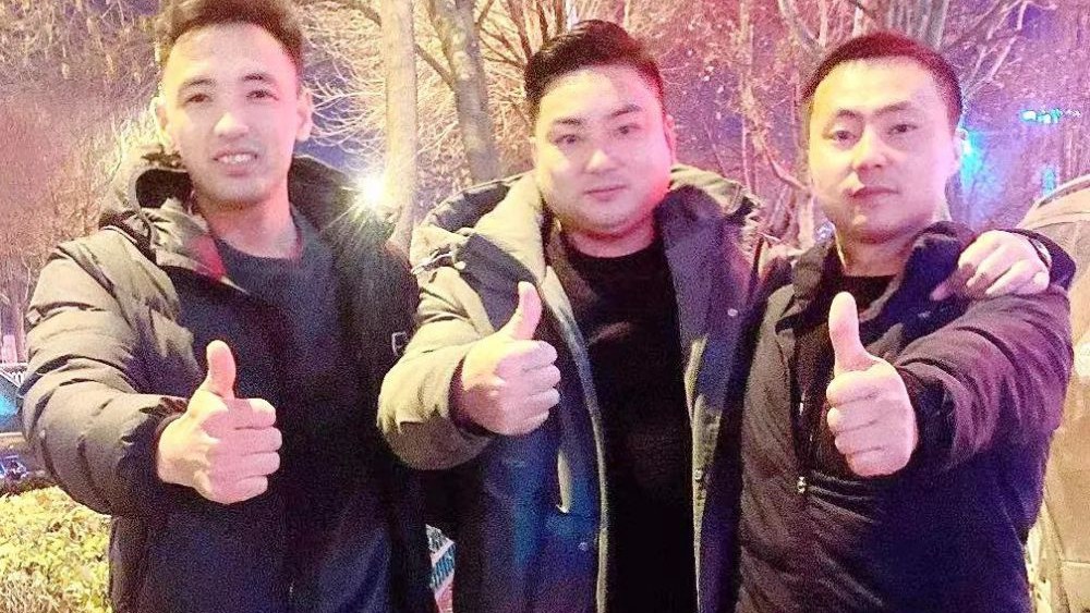 熱點快追｜路面結冰大貨車開始溜車！24塊“救命石”幫助緊急脫險