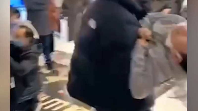 浙江一電影院發(fā)生事故多人送醫(yī)，現(xiàn)場家長懷抱兒童奔走