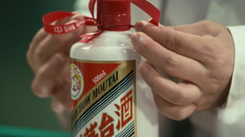 “抱團(tuán)松動(dòng)”！機(jī)構(gòu)慌了？有人急忙賣茅臺(tái)，有人連夜看周期