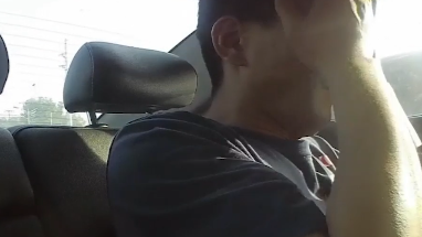 這人啥情況？他在警車(chē)上都能睡著