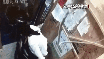 電梯內(nèi)突發(fā)自燃 電動車進(jìn)樓怎么禁？ 發(fā)現(xiàn)電瓶車有起火苗頭應(yīng)立刻撤離