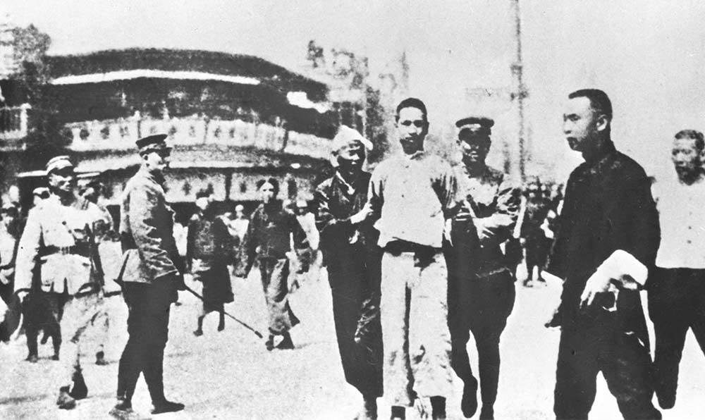 1927年4月12日 “四?一二”反革命政變，國民黨反動派捕殺大批共產(chǎn)黨員和工人、學生、群眾